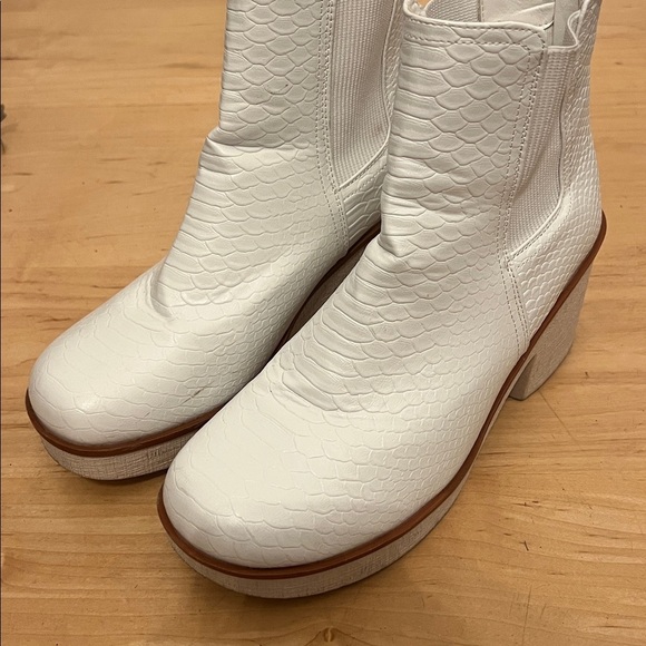 Pierre Dumas White Textured Ankle Boots - Picture 6 of 6